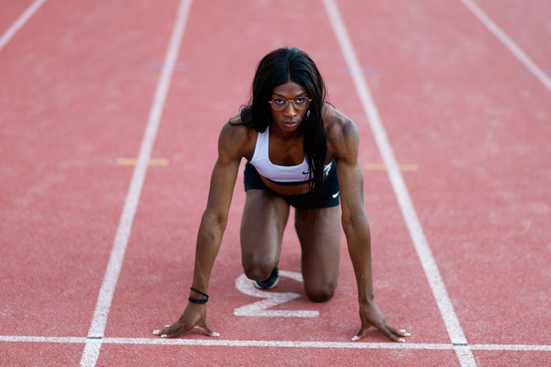 &copy; Reuters. La sprinteuse française Halba Diouf, 21 ans, une athlète transgenre qui rêve de participer aux Jeux olympiques et paralympiques de Paris 2024, assiste à une séance d'entraînement sur une piste d'athlétisme à Aix-en-Provence, en France. /Photo pris
