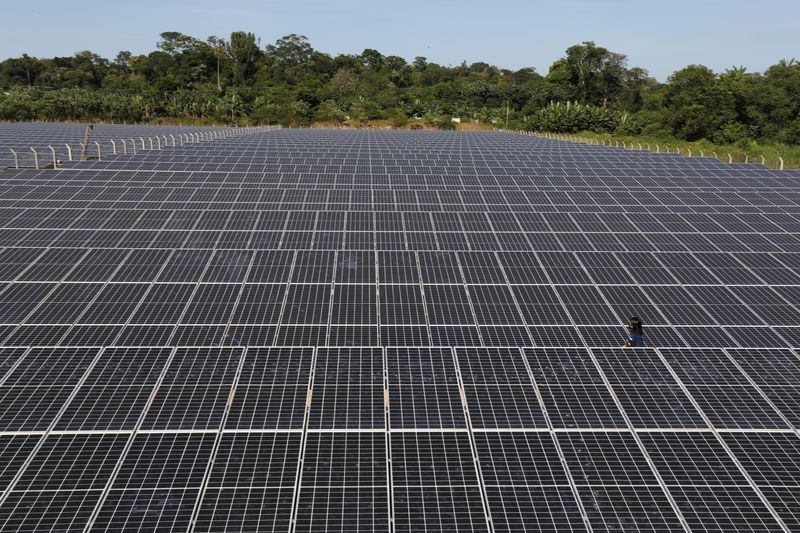 © Reuters. Painéis solares nos arredores de Manaus
23/08/2021
REUTERS/Bruno Kelly