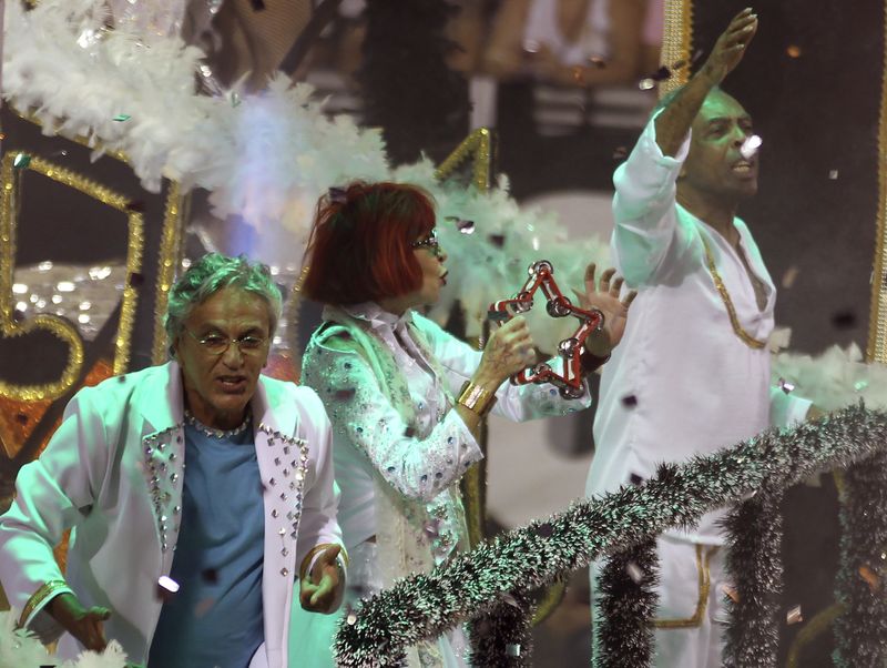 © Reuters. Caetano Veloso, Rita Lee e Gilberto Gil em carro alegórico da Escola de Samba Águia de Ouro durante um carnaval no Sambódromo do Anhembi, em São Paulo
19/02/2012
REUTERS/Paulo Whitaker