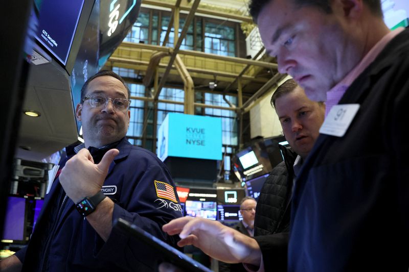© Reuters. FILE PHOTO: Traders work on the floor of the New York Stock Exchange (NYSE) in New York City, U.S., May 4, 2023.  REUTERS/Brendan McDermid