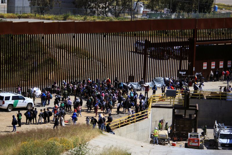 &copy; Reuters. Imigrantes se aglomeram em muro que separa México dos Estados Unidos, em Tijuana, México
08/05/2023
REUTERS/Aimee Melo