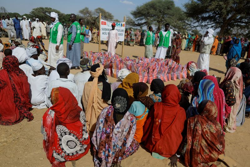 &copy; Reuters. لاجئون السودانيون ينتظرون تلقي المساعدات الغذائية من مجموعة المساعدات التركية بالقرب من الحدود بين السودان وتشاد في كفرون يوم السابع من ما