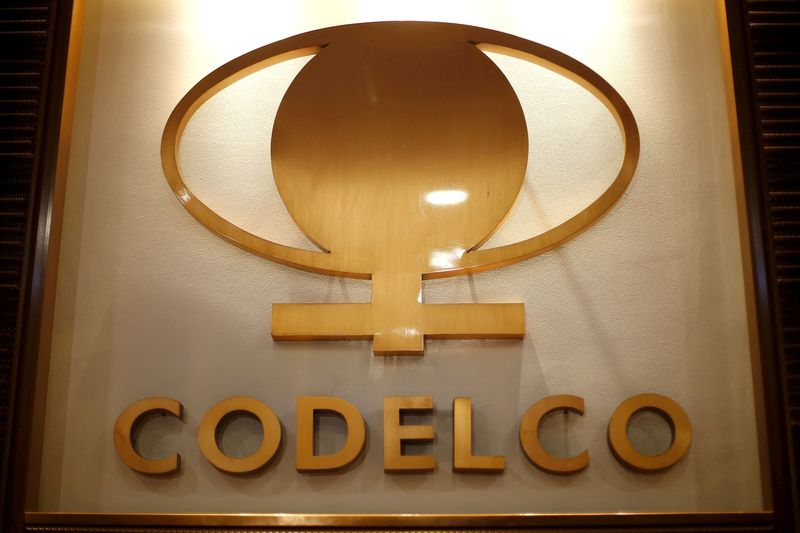 &copy; Reuters. FOTO DE ARCHIVO: El logotipo de Codelco, el mayor productor de cobre del mundo, se ve en su sede en el centro de Santiago