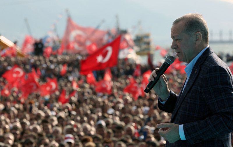 &copy; Reuters. الرئيس التركي رجب طيب أردوغان يلقي خطاب لمؤيديه خلال تجمع انتخابي في إزمير بتركيا يوم 29 أبريل نيسان 2023. صورة لرويترز من المكتب الإعلامي للرئ