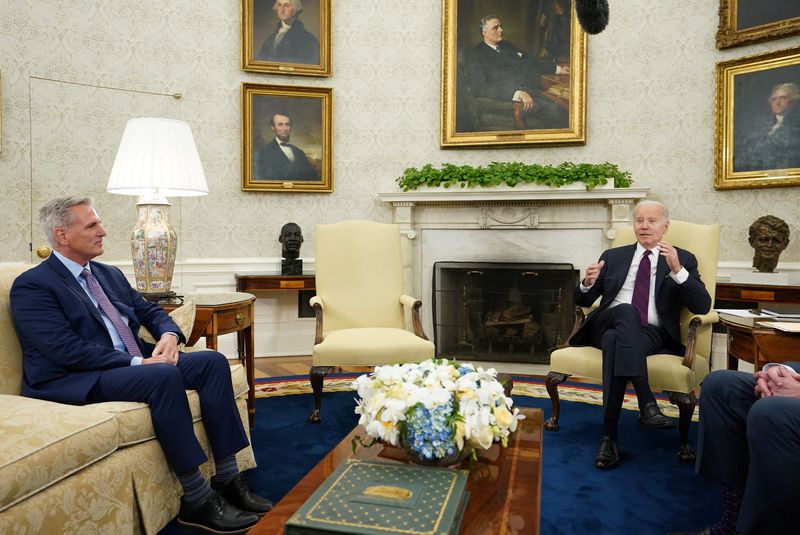 © Reuters. U.S. President Joe Biden hosts debt limit talks with House Speaker Kevin McCarthy (R-CA) in the Oval Office at the White House in Washington, U.S., May 9, 2023. REUTERS/Kevin Lamarque