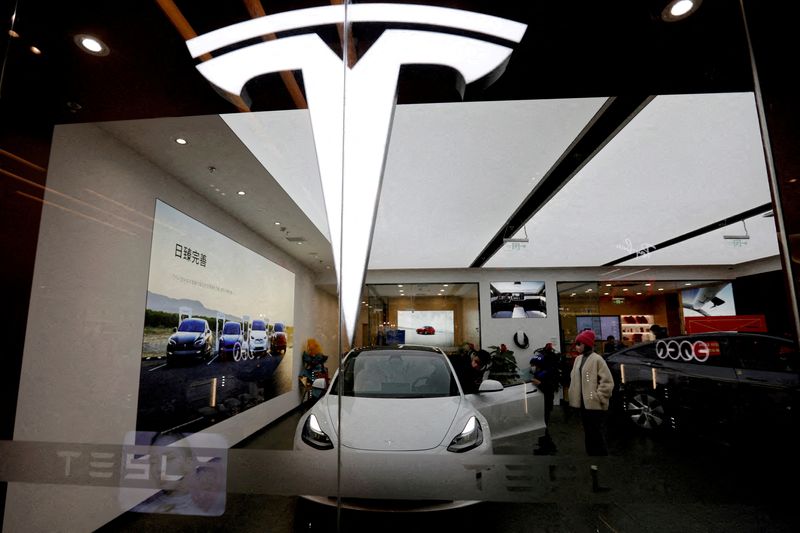 &copy; Reuters. FILE PHOTO: Visitors check a Tesla Model 3 car next to a Model Y displayed at a showroom of the U.S. electric vehicle (EV) maker in Beijing, China February 4, 2023. REUTERS/Florence Lo/File Photo/File Photo