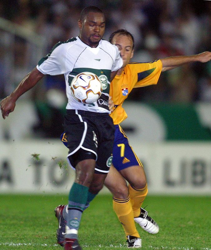 &copy; Reuters. Jogador do Coritiba em ação, em partida de 2004
13/04/2004
REUTERS/Rodolfo Buhrer 