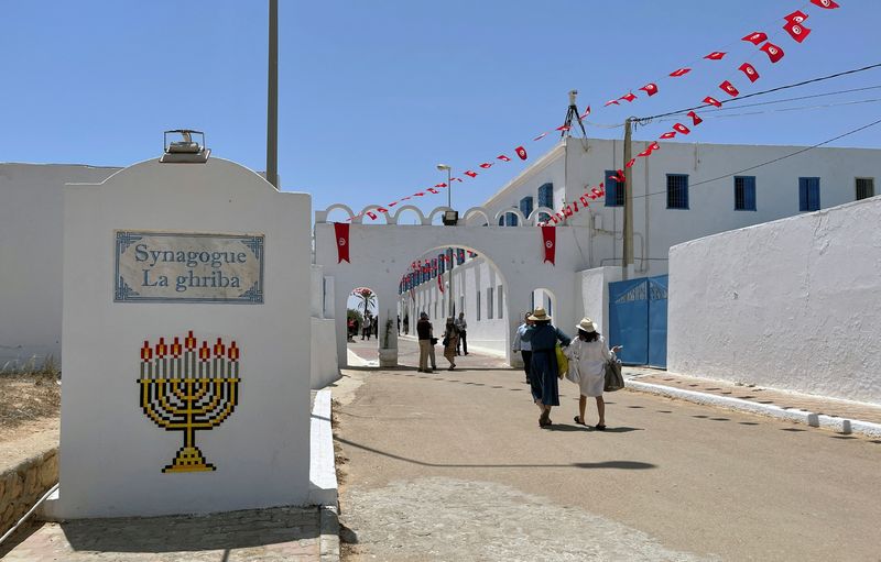 © Reuters. زائرون يهود يصلون إلى معبد الغريبة خلال فعاليات دينية سنوية في مدينة جربة بتونس يوم 18 مايو أيار 2022. تصوير: جهاد عبد اللاوي - رويترز 