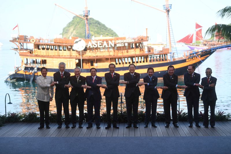 © Reuters. Philippine President Ferdinand Romualdez Marcos, Jr, Singapore's Prime Minister Lee Hsien Loong, Thailand's Foreign Minister Don Pramudwinai, Vietnam's Prime Minister Pham Minh Chinh, Indonesian President Joko Widodo, Laos Prime Minister Sonexay Siphandone, Brunei's Sultan Hassanal Bolkiah, Cambodian Prime Minister Hun Sen, Malaysia's Prime Minister Anwar Ibrahim, and East Timor's Prime Minister Jose Maria de Vasconcelos, known as Taur Matan Ruak, pose during a photo session during opening 42nd ASEAN Summit Labuan Bajo, East Nusa Tenggara province, Indonesia, May 10, 2023. Akbar Nugroho Gumay/Pool via REUTERS