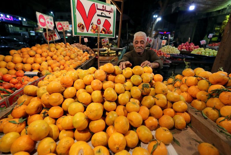 &copy; Reuters. FILE PHOTO: An Egyptian fruit seller is seen at a market in Cairo, Egypt, December 10, 2018. REUTERS/Mohamed Abd El Ghany