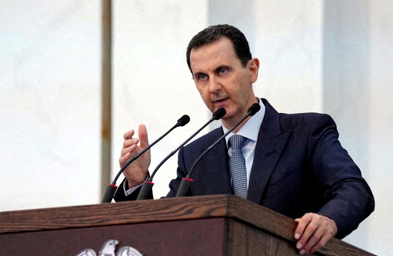 © Reuters. الرئيس السوري بشار الأسد يلقي كلمة أمام نواب البرلمان الجدد في دمشق في صورة من أرشيف رويترز.