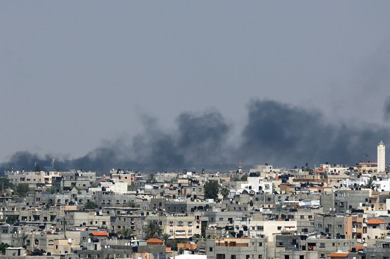 © Reuters. أدخنة تتصاعد بعد هجوم إسرائيلي في منطقة خان يونس جنوب غزة يوم الثلاثاء.  تصوير: إبراهيم أبو مصطفى - رويترز.