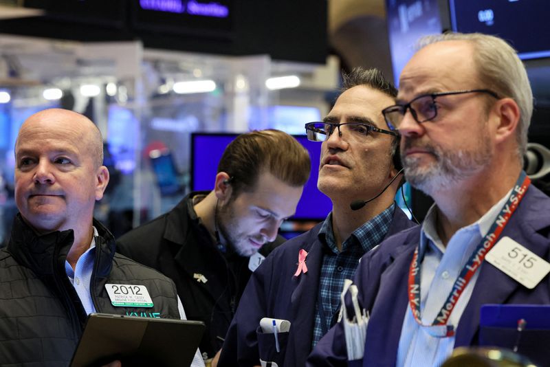 &copy; Reuters. FILE PHOTO: Traders work on the floor of the New York Stock Exchange (NYSE) in New York City, U.S., May 4, 2023. REUTERS/Brendan McDermid