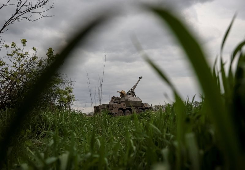 &copy; Reuters. Militar ucraniano se prepara para disparar com obus perto da cidade de Avdiivka, na região ucraniana de Donetsk
09/05/2023 REUTERS/Sofiia Gatilova