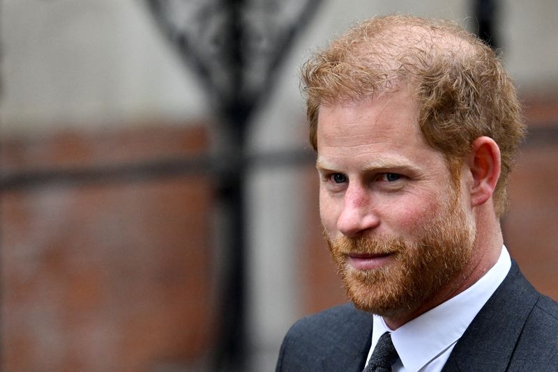 &copy; Reuters. FILE PHOTO: Britain's Prince Harry walks outside the High Court, in London, Britain March 30, 2023. REUTERS/Toby Melville/File Photo