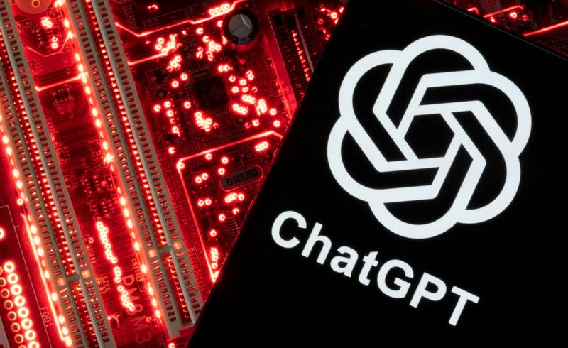 &copy; Reuters. FOTO DE ARCHIVO. Imagen de ilustración de un teléfono inteligente con el logo de ChatGPT en la placa base de una computadora. 23 de febrero de 2023. REUTERS/Dado Ruvic