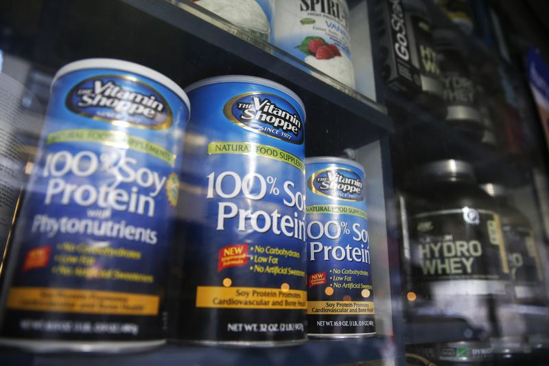&copy; Reuters. FILE PHOTO: Products are seen in the window of a Vitamin Shoppe store in New York October 21, 2014. REUTERS/Shannon Stapleton