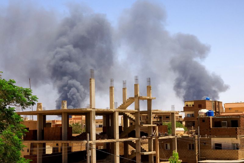 &copy; Reuters. Fumaça ascende em edifícios após bombardeio em Cartum, Sudão
01/05/2023
REUTERS/Mohamed Nureldin Abdallah