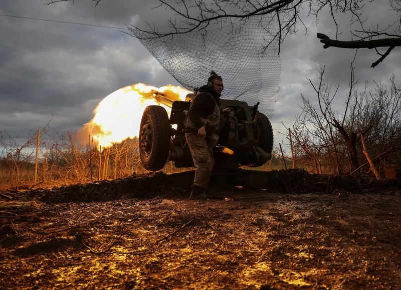 &copy; Reuters. Des militaires ukrainiens tirent un obusier D30 sur une ligne de front près de la ville de Bakhmout. /Photo prise le 23 avril 2023 à Bakhmout, en Ukraine/REUTERS/Sofiia Gatilova