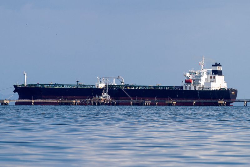 &copy; Reuters. FOTO DE ARCHIVO. El petrolero Kerala, fletado por Chevron, se carga en la terminal petrolera de Bajo Grande en el lago de Maracaibo, en el municipio de San Francisco, Venezuela