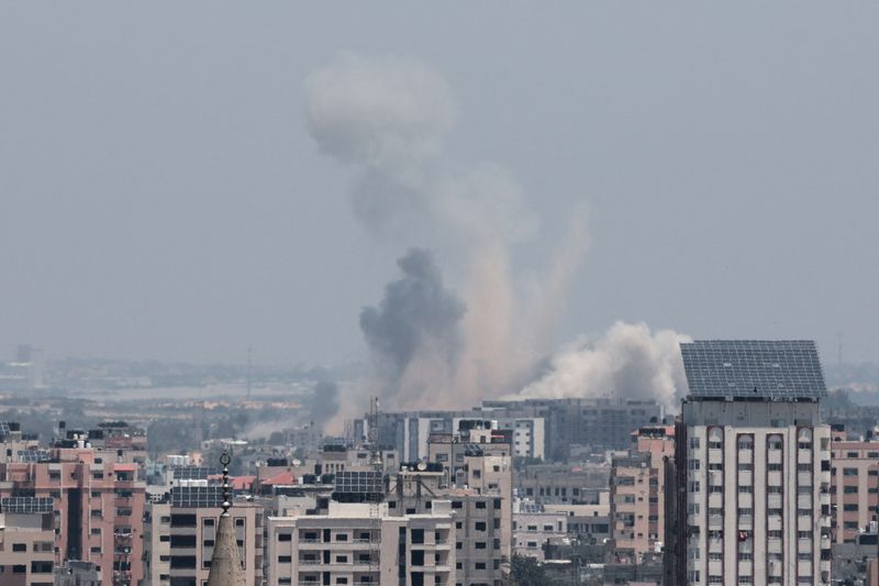 &copy; Reuters. Fumaça ascende após ataque israelense em Gaza
10/05/2023
REUTERS/Ahmed Zakot