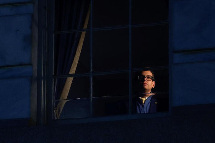 &copy; Reuters. Imagen de archivo del congresista republicano George Santos posando para un retrato mientras mira por una ventana de su despacho en un edificio del Capitolio, Washington, EEUU. 28 febrero 2023. REUTERS/Jonathan Ernst