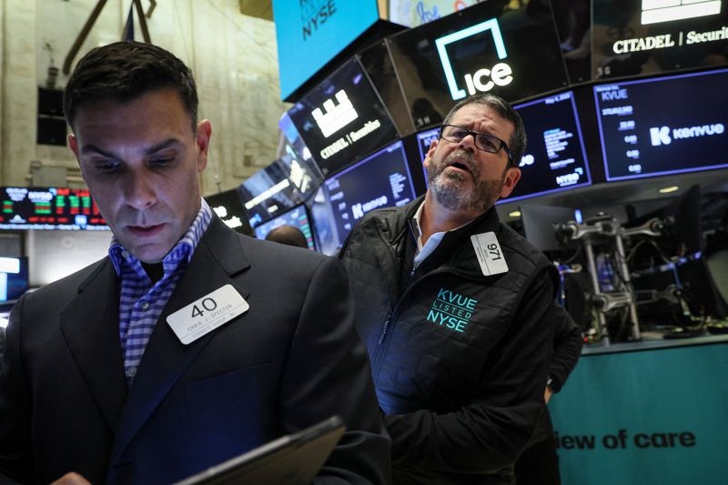 © Reuters. FILE PHOTO: Traders work on the floor of the New York Stock Exchange (NYSE) in New York City, U.S., May 4, 2023.  REUTERS/Brendan McDermid