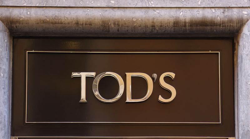 &copy; Reuters. Il logo di Tod's è visibile in un negozio nel centro di Roma, 10 febbraio 2016. . REUTERS/Tony Gentile