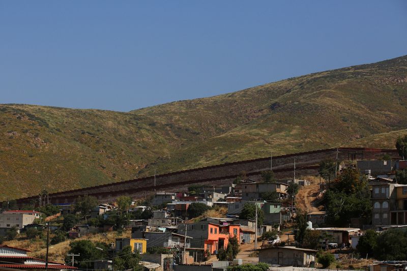 &copy; Reuters. バイデン米政権は１０日、メキシコから米国への国境を越えようとする不法移民の大半の亡命を拒否する新たな規制を発表した。９日撮影（２０２３年　ロイター/Jorge Duenes/）