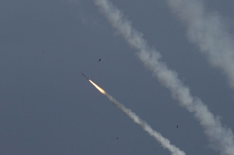 © Reuters. صواريخ أطلقها مسلحون من غزة يوم الأربعاء. تصوير: محمد سالم - رويترز. 