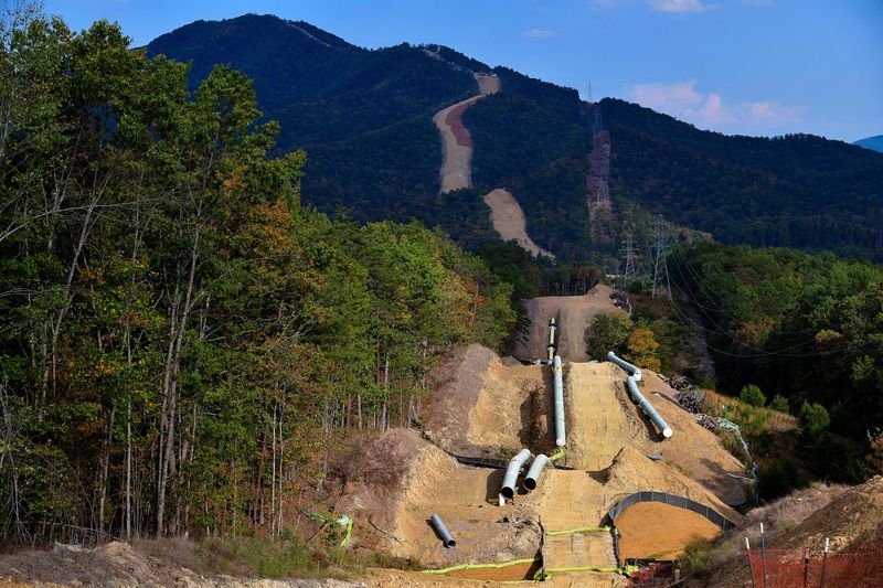 © Reuters. FILE PHOTO: Lengths of pipe wait to be laid in the ground along the under-construction Mountain Valley Pipeline near Elliston, Virginia, U.S. September 29, 2019. REUTERS/Charles Mostoller/File Photo