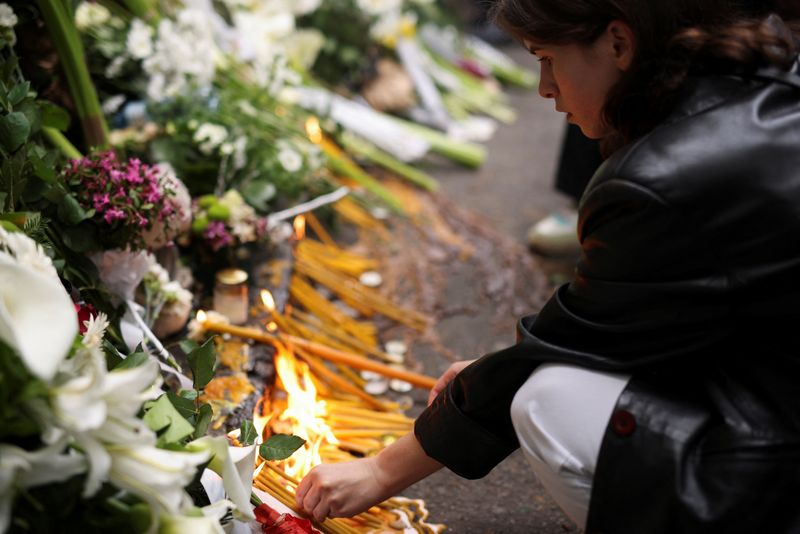 © Reuters. Pessoas prestam homenagem em frente à escola onde tiroteio em massa foi realizado em Belgrado, Sérvia
04/05/2023
REUTERS/Antonio Bronic