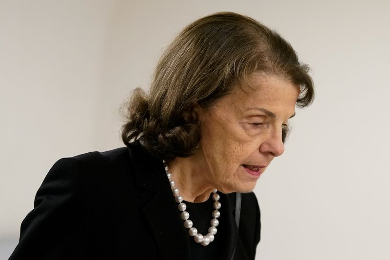 &copy; Reuters. FILE PHOTO: U.S. Senator Dianne Feinstein (D-CA) walks through the Senate Subway during a vote at the U.S. Capitol in Washington, U.S., April 26, 2022. REUTERS/Elizabeth Frantz