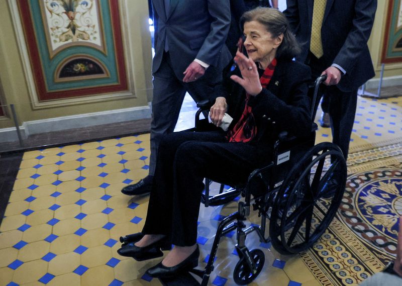 © Reuters. U.S. Senator Dianne Feinstein (D-CA) returns to the U.S. Capitol after a health related absence from the Senate for several months, on Capitol Hill in Washington, U.S., May 10, 2023. REUTERS/Leah Mllis