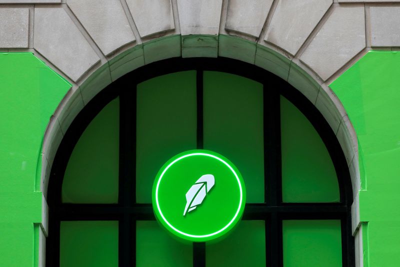 &copy; Reuters. FILE PHOTO: The logo of Robinhood Markets, Inc. is seen at a pop-up event on Wall Street after the company's IPO in New York City, U.S., July 29, 2021.  REUTERS/Andrew Kelly/File Photo