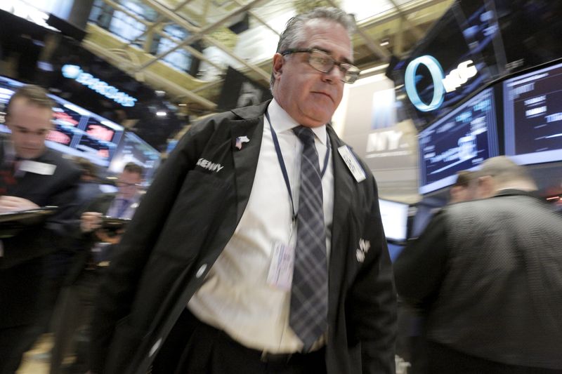&copy; Reuters. Les traders travaillent sur le parquet de la Bourse de New York. /Photo prise le 7 janvier 2016 à New York, aux États-Unis/REUTERS/Brendan McDermid