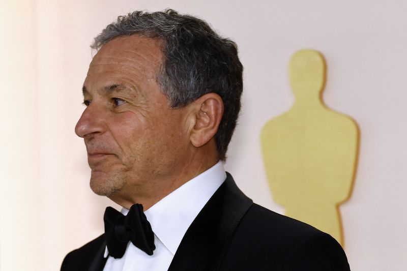 © Reuters. FILE PHOTO: Walt Disney Co. CEO Bob Iger poses on the champagne-colored red carpet during the Oscars arrivals at the 95th Academy Awards in Hollywood, Los Angeles, California, U.S., March 12, 2023. REUTERS/Eric Gaillard