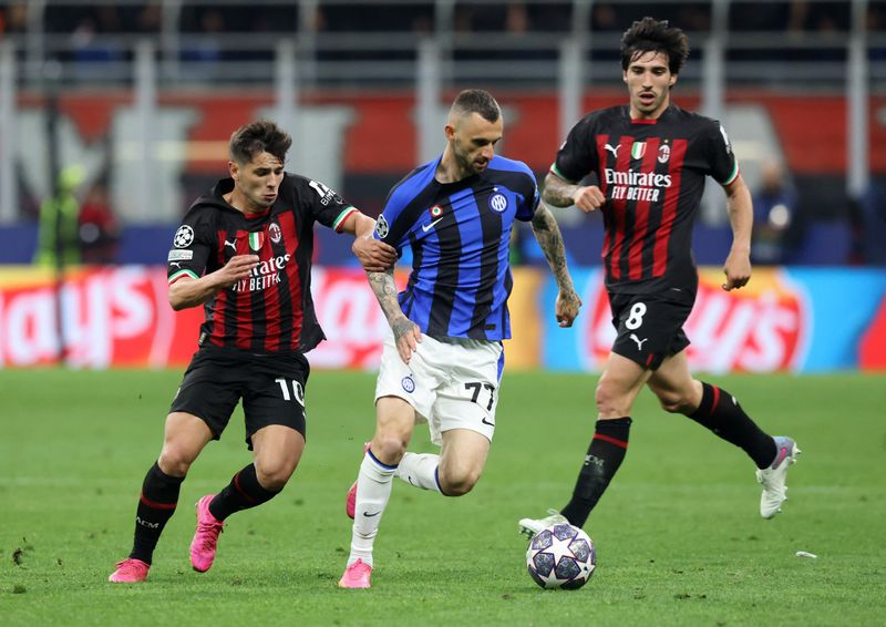 &copy; Reuters. Marcelo Brozovic, da Inter, domina bola cercado por jogadores do Milan
10/05/2023
REUTERS/Claudia Greco