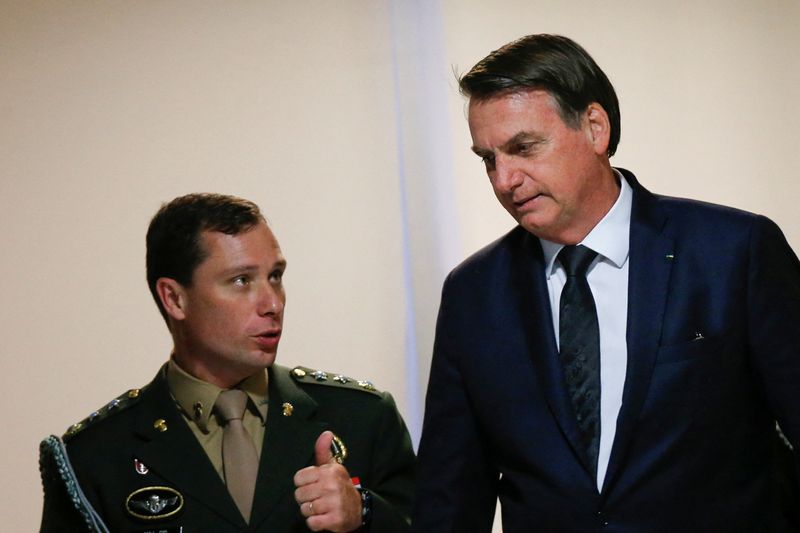 &copy; Reuters. O presidente do Brasil, Jair Bolsonaro, conversa com o tenente-coronel do Exército Mauro Cid após reunião no Palácio do Planalto, em Brasília
18/06/2019
REUTERS/Adriano Machado