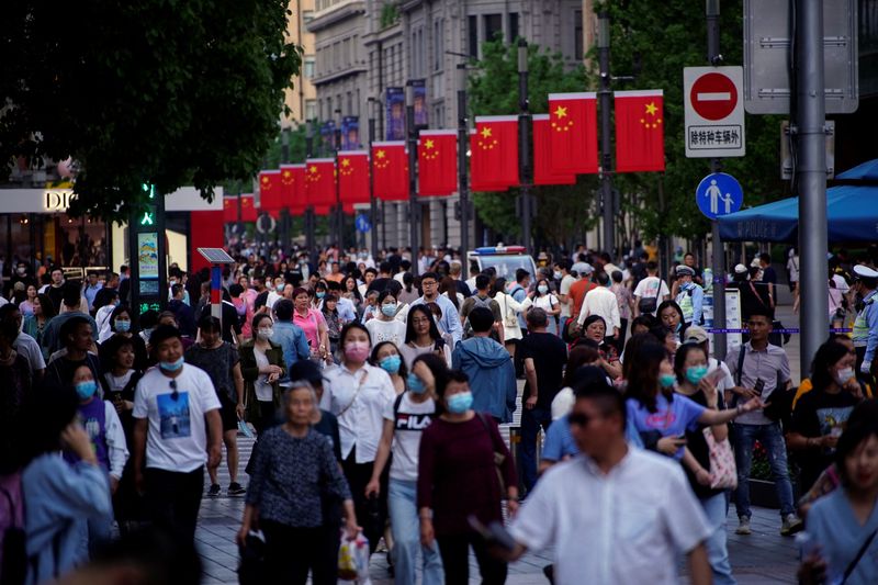 &copy; Reuters. FILE PHOTO: People walk along Nanjing Pedestrian Road, a main shopping area, following the outbreak of the coronavirus disease (COVID-19), in Shanghai, China May 10, 2021. REUTERS/Aly Song