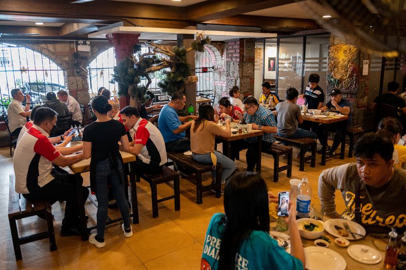 &copy; Reuters. FILE PHOTO: People eat at a restaurant in Quezon City, Metro Manila, Philippines, January 26, 2023. REUTERS/Lisa Marie David