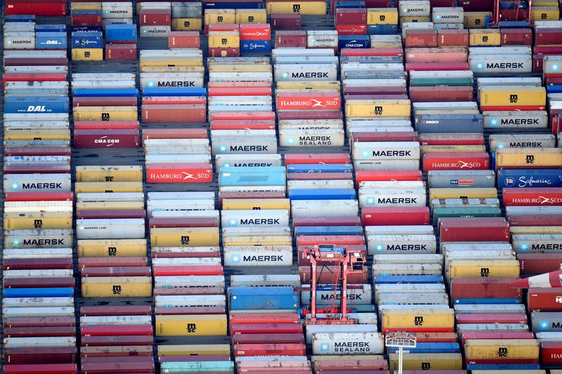 &copy; Reuters. 　ドイツのハーベック経済相は１０日、通商問題を巡って中国と米国が対立する中で、欧州は板挟みになり無力化するリスクがあると指摘した。写真は独ハンブルク港のコンテナ。２０１９