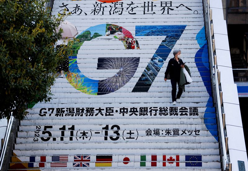 © Reuters. The logo of the G7 Finance Ministers and Central Bank Governors' meeting is displayed at Niigata station, ahead of the meeting, in Niigata, Japan, May 10, 2023. REUTERS/Issei Kato