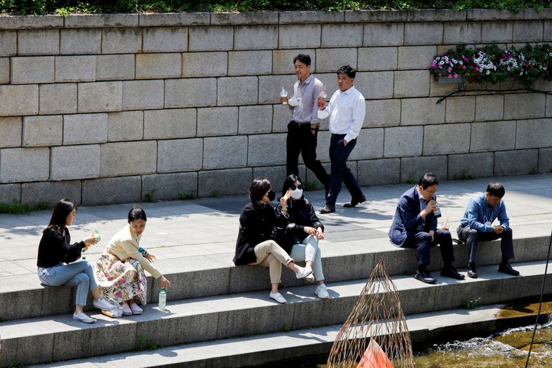 &copy; Reuters. 　５月１１日、韓国は、新型コロナウイルスの危機レベルを最高の４から３に引き下げ、６月から感染者に対する７日間の隔離義務を撤廃すると発表した。写真はソウルで昨年５月撮影（２