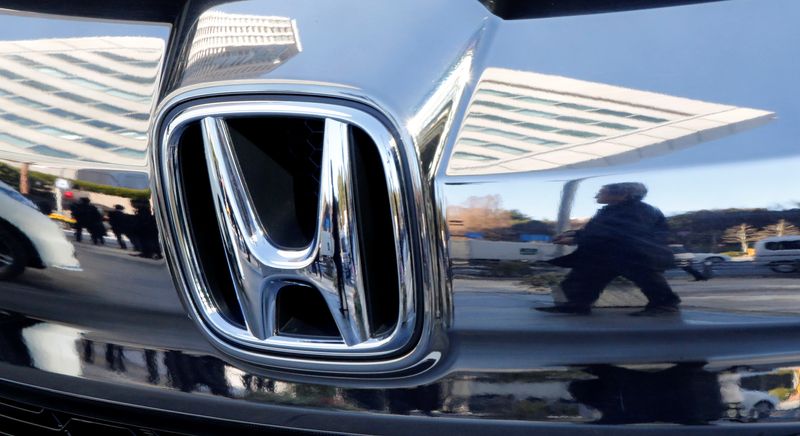 &copy; Reuters. FILE PHOTO: People are reflected on a Honda Motor car outside the company's headquarters in Tokyo, Japan February 2, 2017.  Picture taken February 2, 2017.   REUTERS/Toru Hanai