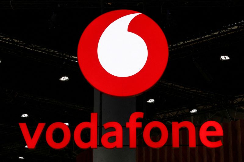&copy; Reuters. شعار شركة فودافون خلال المؤتمر العالمي للهواتف المحمولة 2023 في برشلونة بإسبانيا يوم 27 فبراير شباط 2023. تصوير: ناتشو دوس – رويترز.