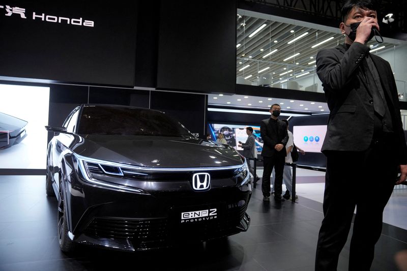 © Reuters. FILE PHOTO: Honda's electric vehicle (EV) e:NP2 is displayed at the Auto Shanghai show, in Shanghai, China April 18, 2023. REUTERS/Aly Song
