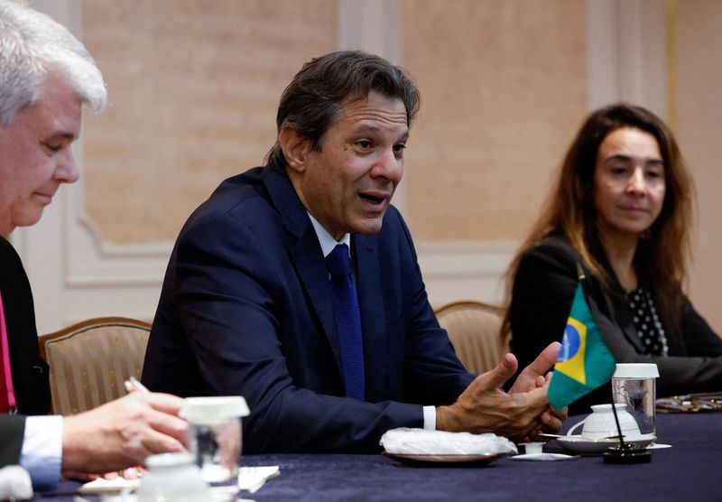 &copy; Reuters. El ministro de Hacienda de Brasil, Fernando Haddad, conversa con la secretaria del Tesoro de Estados Unidos, Janet Yellen (no en la foto), durante sus encuentros bilaterales al margen de la reunión de ministros de Finanzas y gobernadores de bancos centra