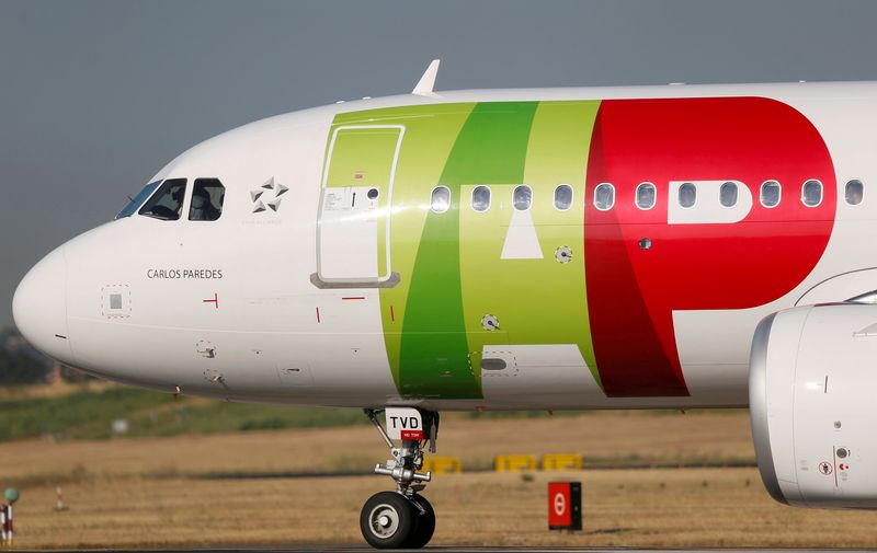 &copy; Reuters. FOTO DE ARCHIVO: Un avión de TAP Air Portugal en el aeropuerto de Lisboa, Portugal, 17 de julio de 2020. REUTERS/Rafael Marchante