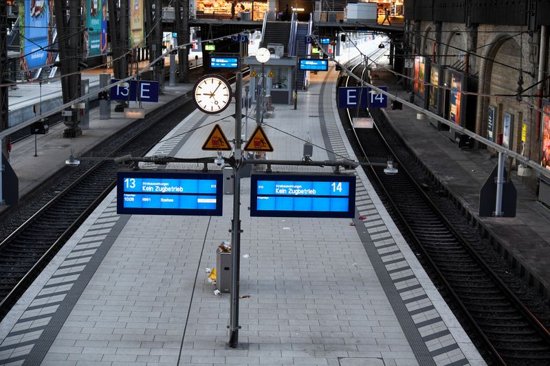 &copy; Reuters. شاشة إلكترونية مكتوب عليها ممنوع مرور القطارات بسبب الإضراب في محطة السكك الحديدية الرئيسية في هامبورج بألمانيا يوم 27 مارس آذار 2023. تصوير: ف